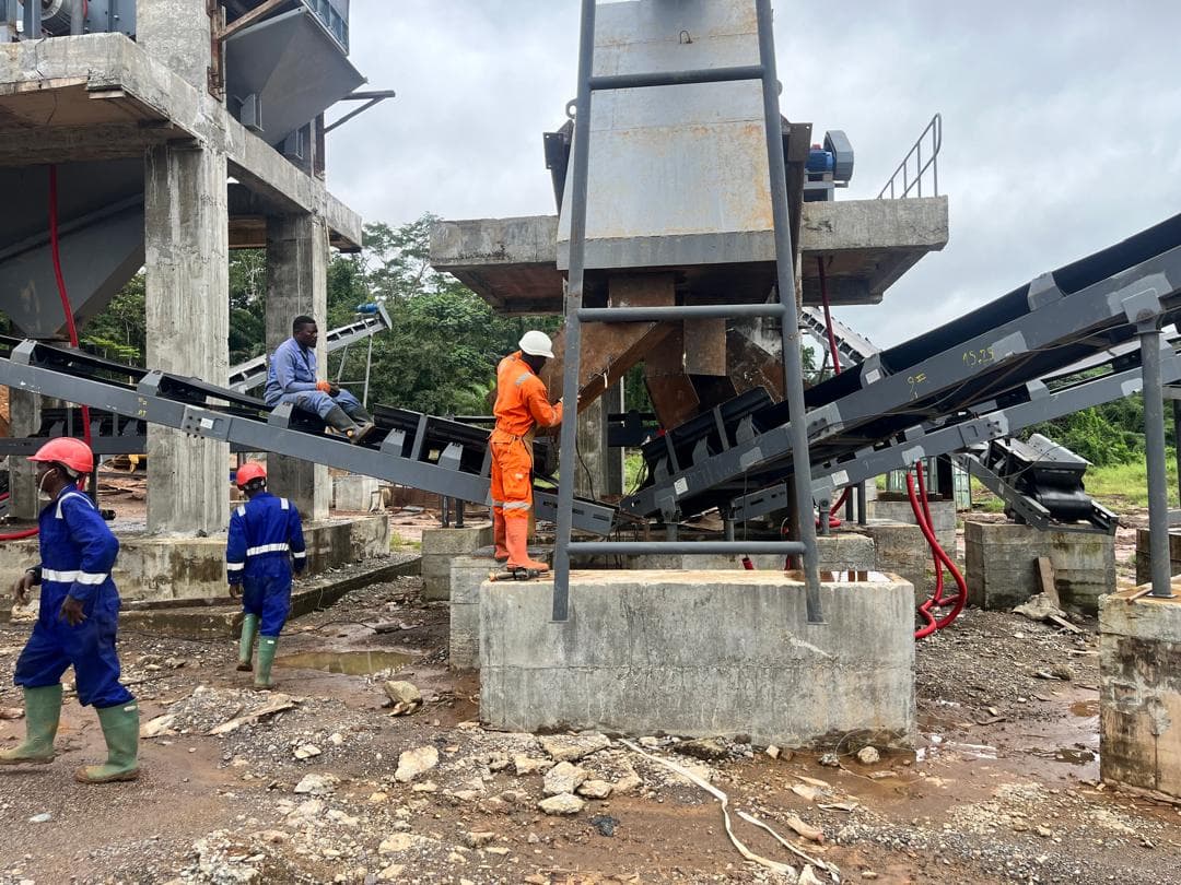 Assemblage des machines et installation du concasseur et du pont bascule